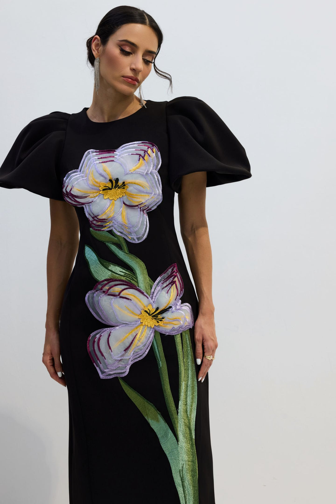 Georgia Maxikleid mit Blumenstickerei und Puffärmeln mit Accessoires – KYMA
