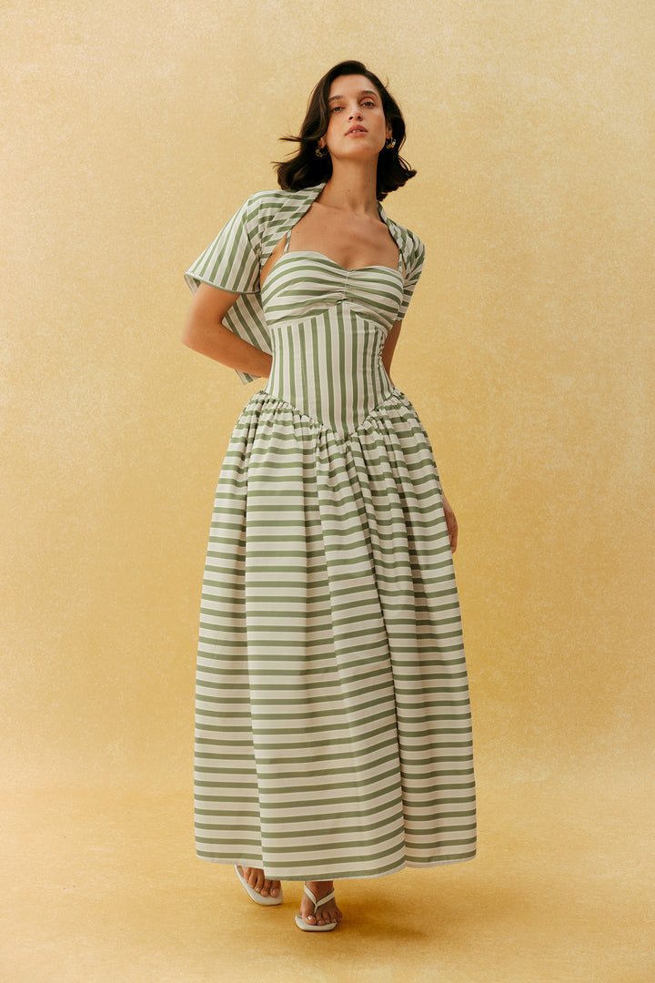 Beiges gestreiftes Maxikleid mit Spaghetti-Trägern und Kopftuch, Model trägt das Outfit - KYMA