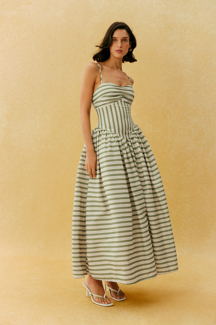 Beiges gestreiftes Maxikleid, Detail mit Kopftuch - KYMA