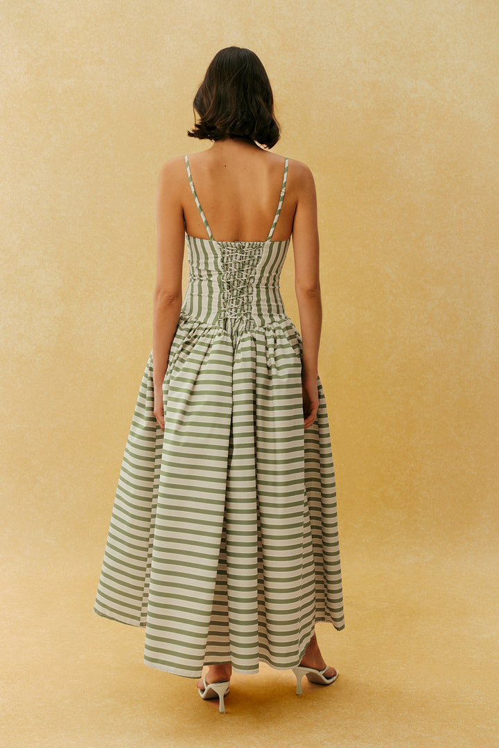 Beiges gestreiftes Maxikleid, Passform-Detail - KYMA