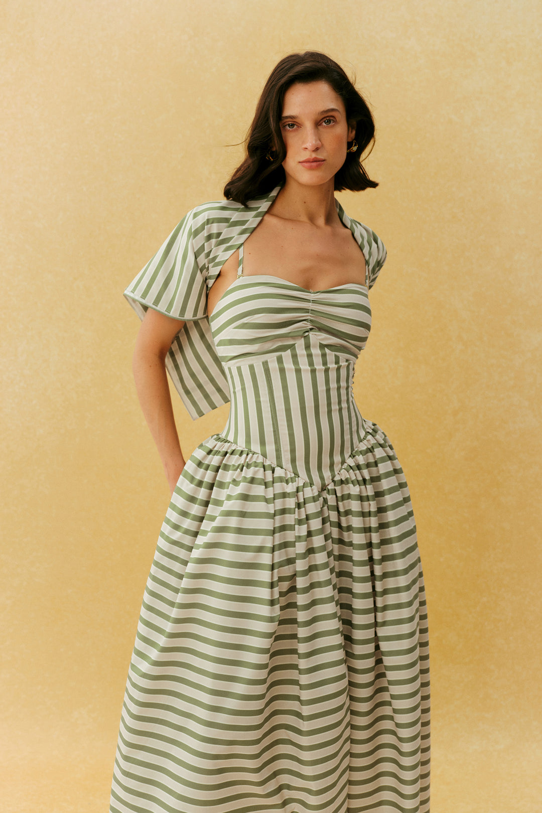 Beiges gestreiftes Maxikleid, Vordere Ansicht - KYMA