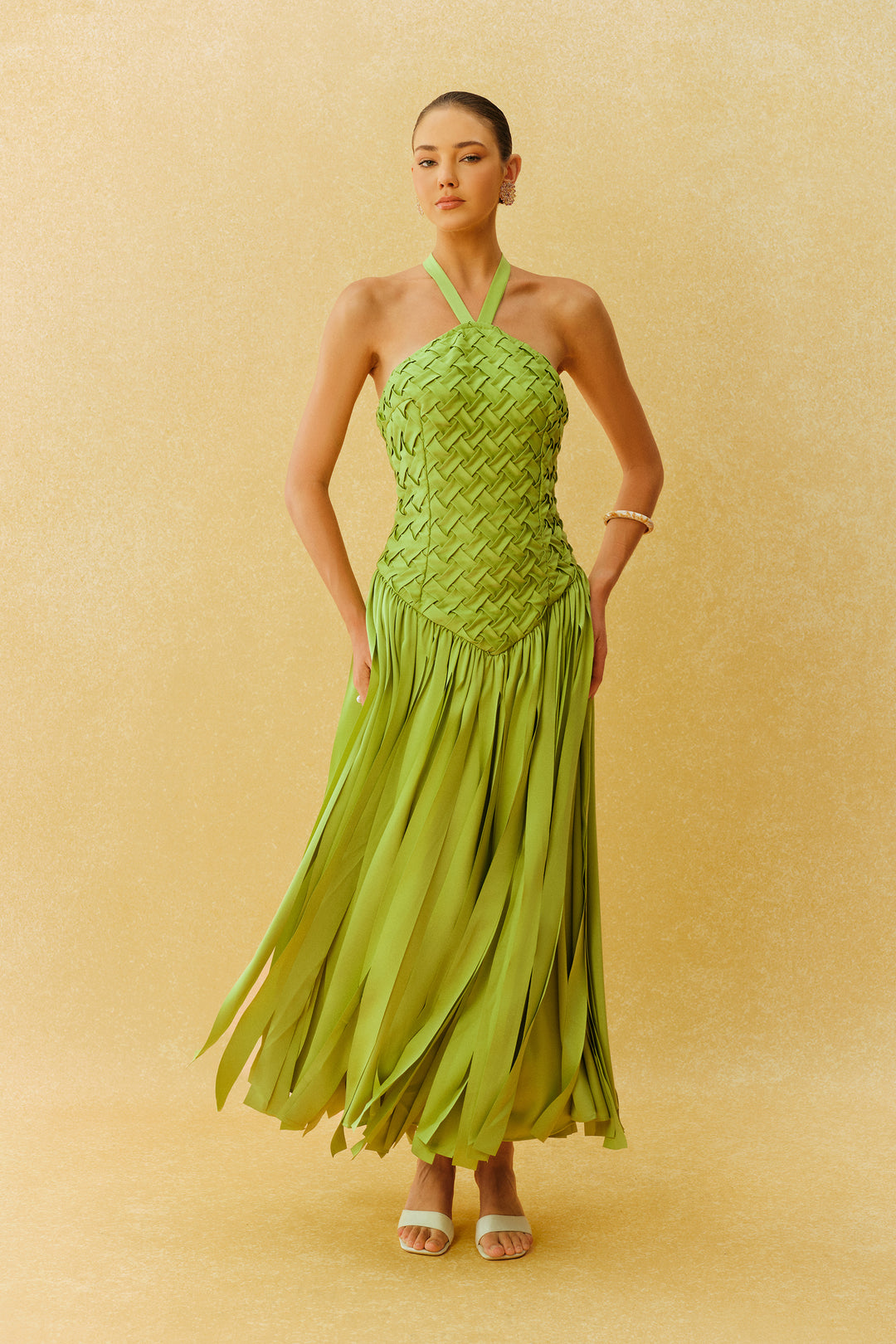 Grünes Maxikleid mit Neckholder und Fransen – KYMA