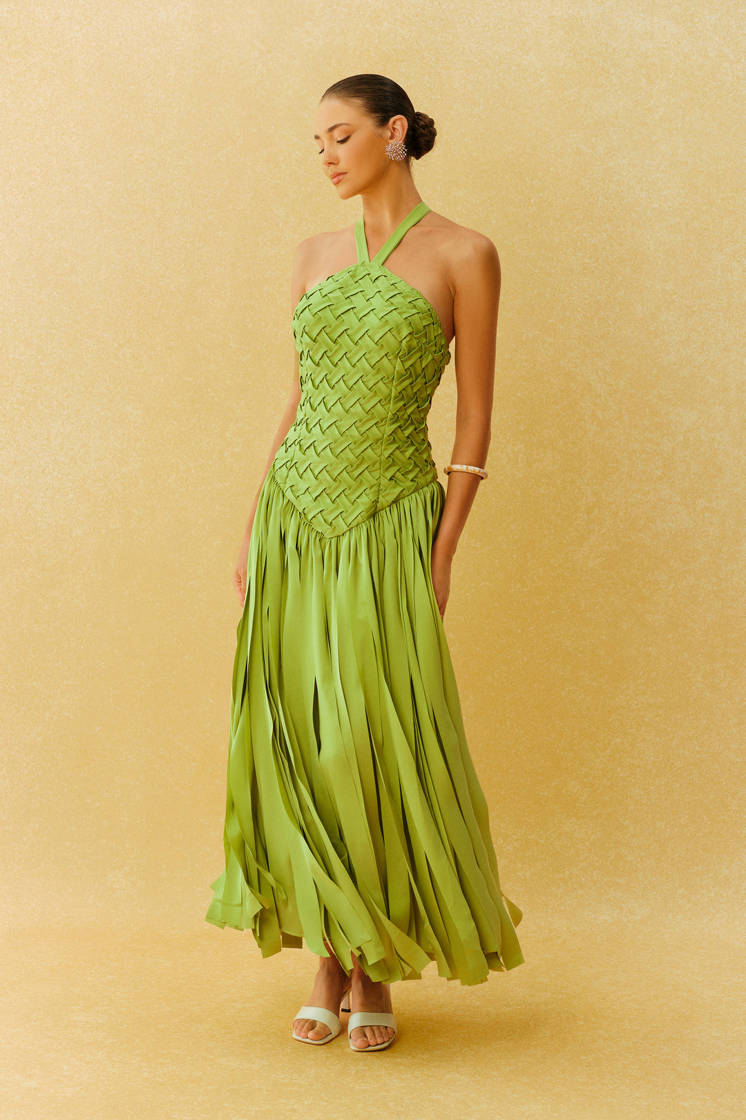 Grünes Maxikleid mit Neckholder und Fransen – KYMA