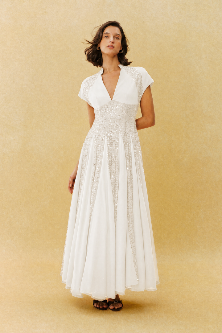 Glamouröses weißes Pailletten-Maxikleid mit V-Ausschnitt und Flügelärmeln, KYMA