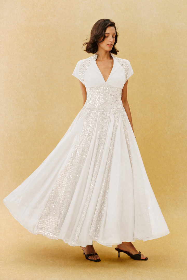 Model trägt das elegante Pailletten-Maxikleid, KYMA