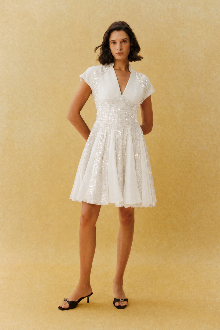 Glamouröses weißes Pailletten-Minikleid mit V-Ausschnitt und Flügelärmeln, KYMA