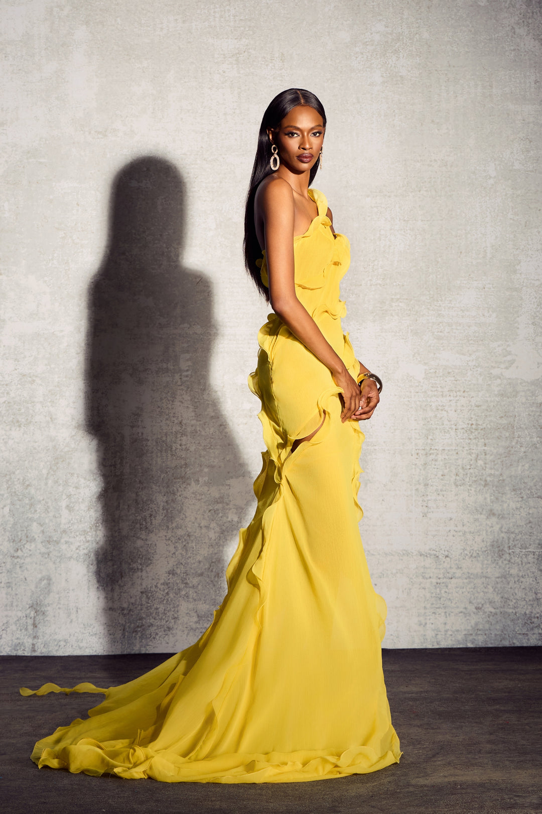 Gloria One-Shoulder Rüschen Maxi-Chiffonkleid an Model
