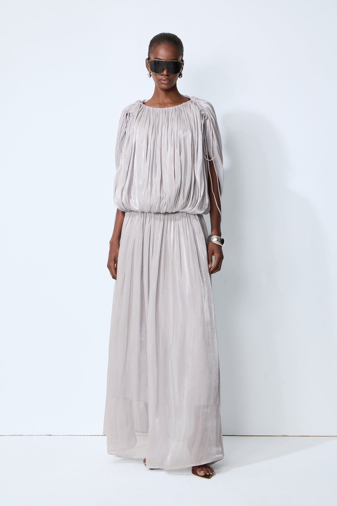 Graues Maxikleid mit Drapierung und Raffung
