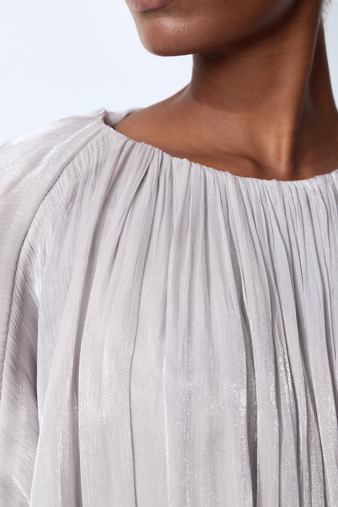 Graues Maxikleid mit Drapierung und Raffung – KYMA