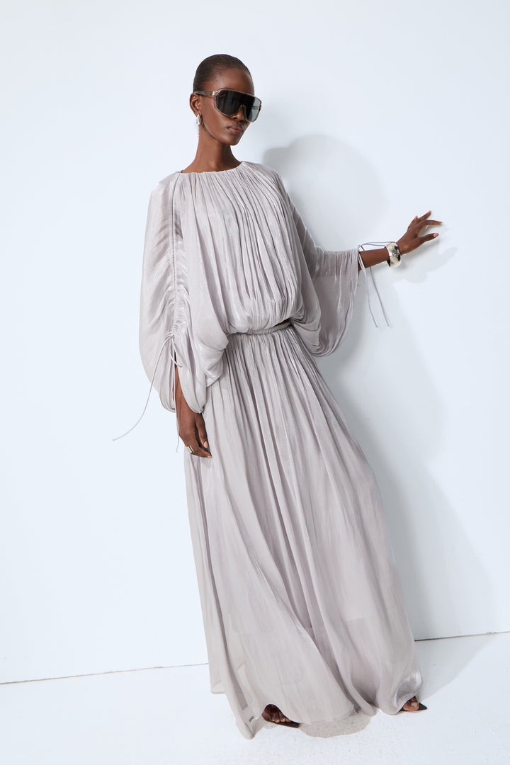 Model trägt das graue Maxikleid