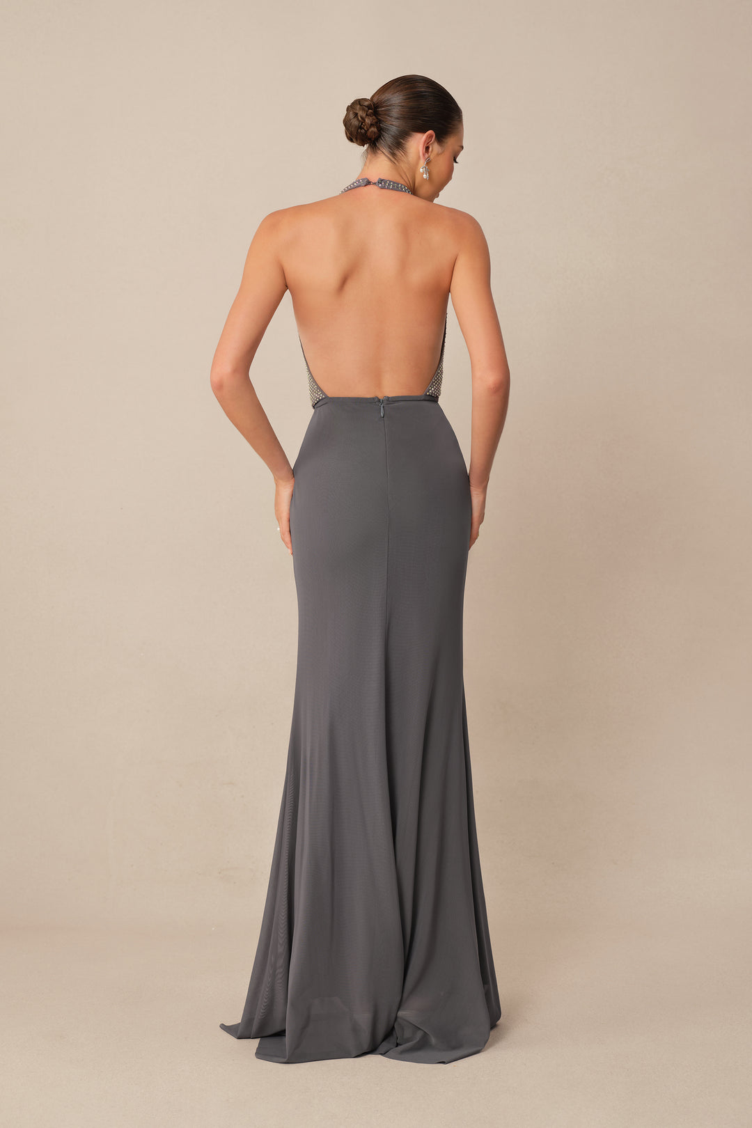 Graues Strass-besetztes Neckholder-Maxikleid Detail - KYMA