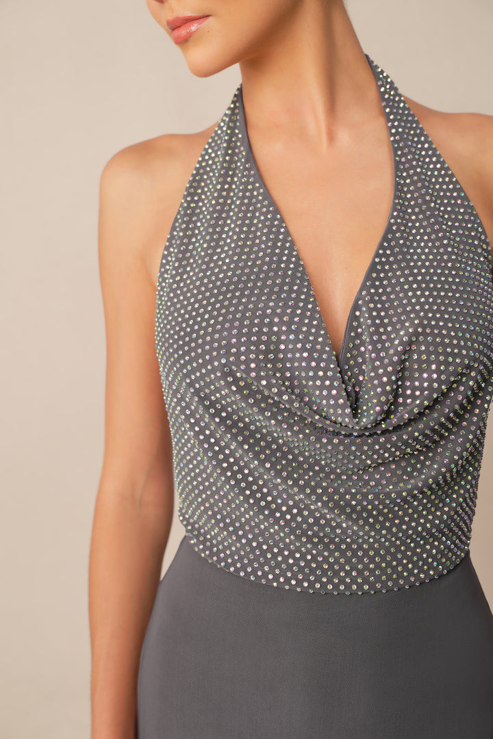 Graues Strass-besetztes Neckholder-Maxikleid Rückansicht - KYMA