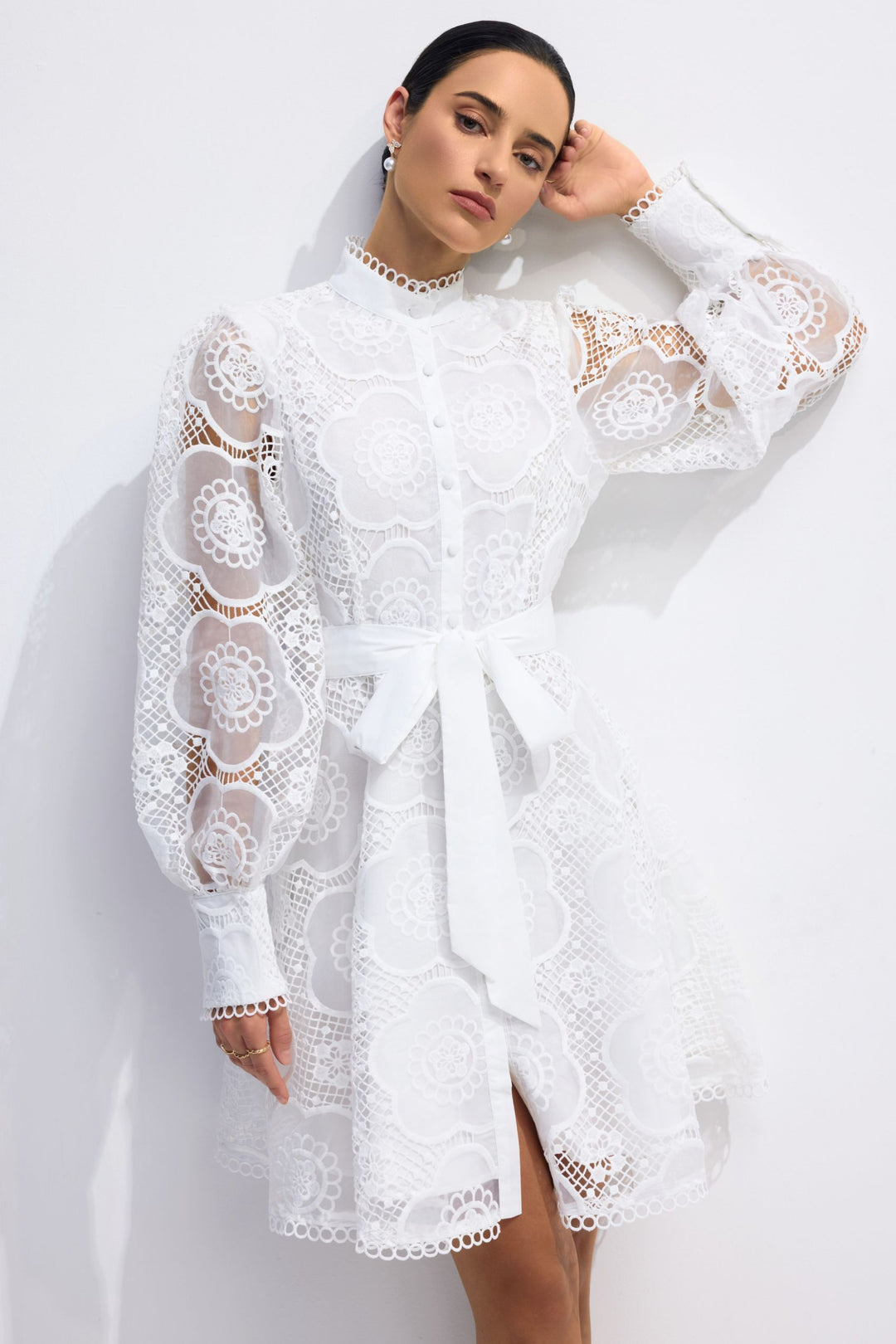 Nahaufnahme der Blumen-Spitze von Helena Kleid - KYMA