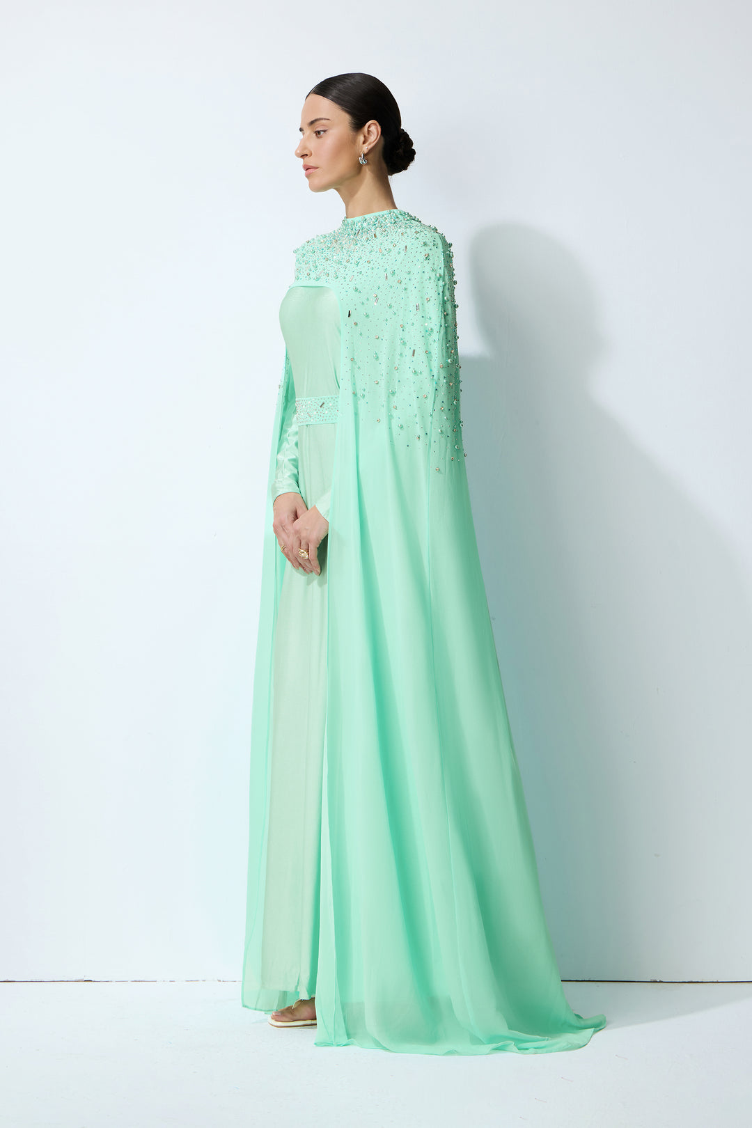 Hellgrünes Perlen-Cape und Kleid Set Seitenansicht - KYMA