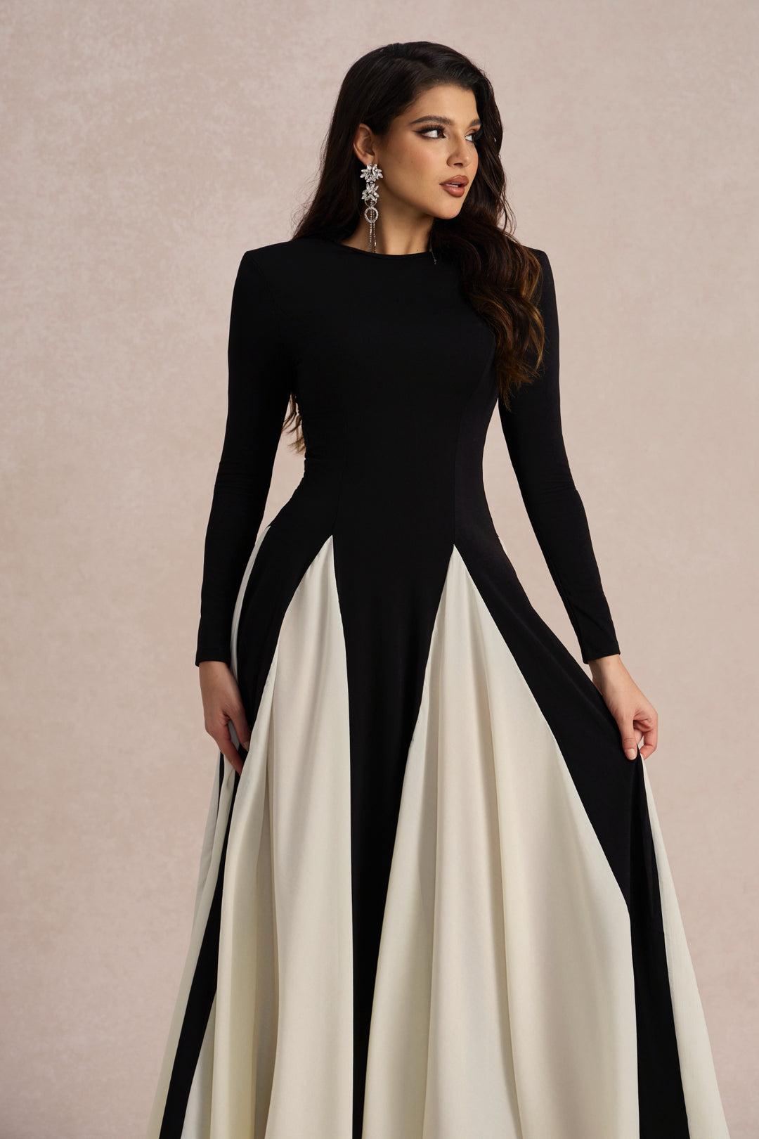 Model trägt das elegante Maxikleid bei einer Abendveranstaltung - KYMA