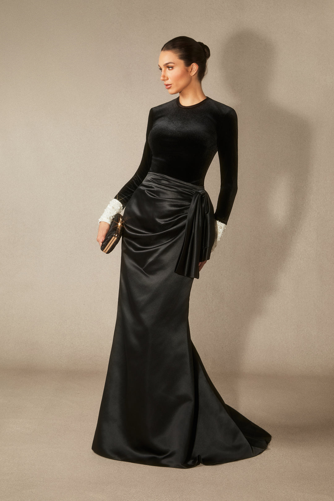 Hilary Maxikleid Set Modell mit Schleife - KYMA