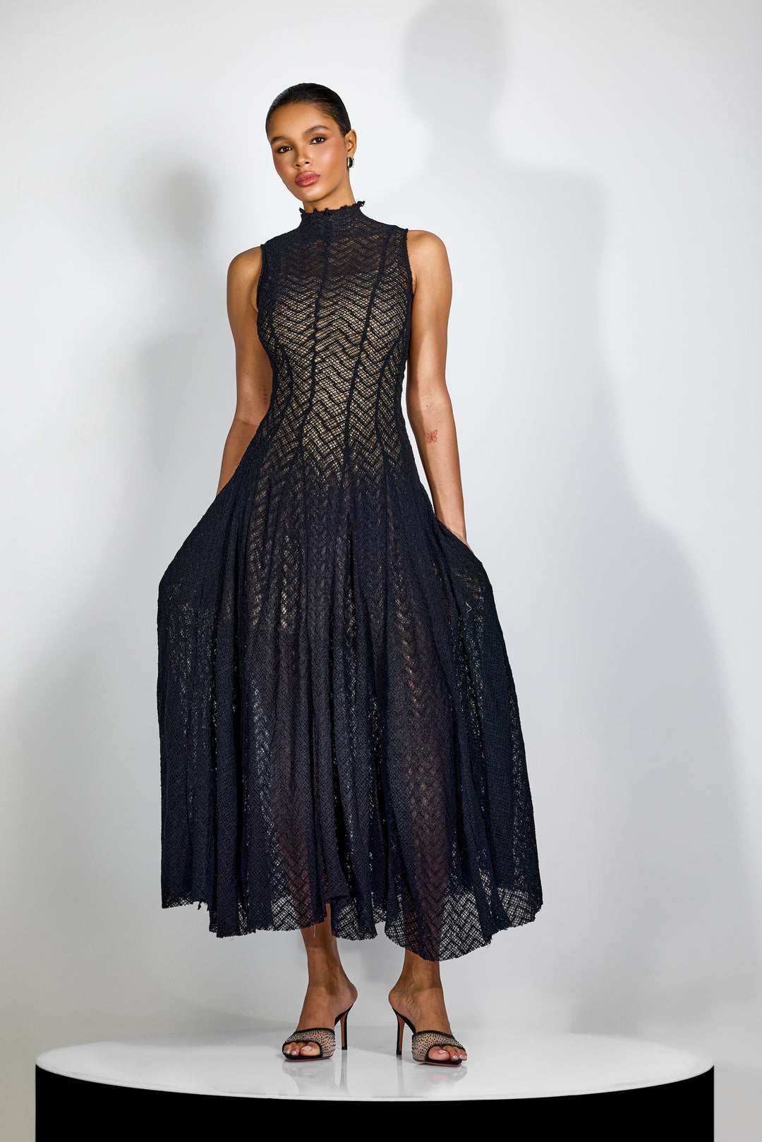 Janet ärmelloses Maxikleid mit hohem Kragen - KYMA