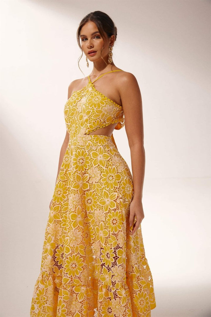 Detailaufnahme der Stickerei am Jessica Midikleid - KYMA
