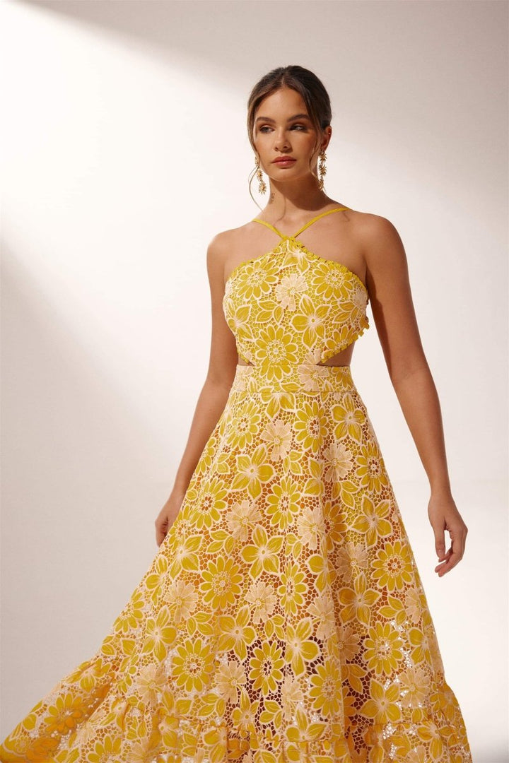Model trägt das bestickte Spitzenkleid von KYMA