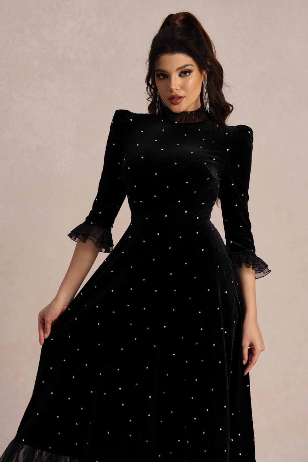 Jolie Diamante Rüschen Samt Maxikleid im Detail KYMA