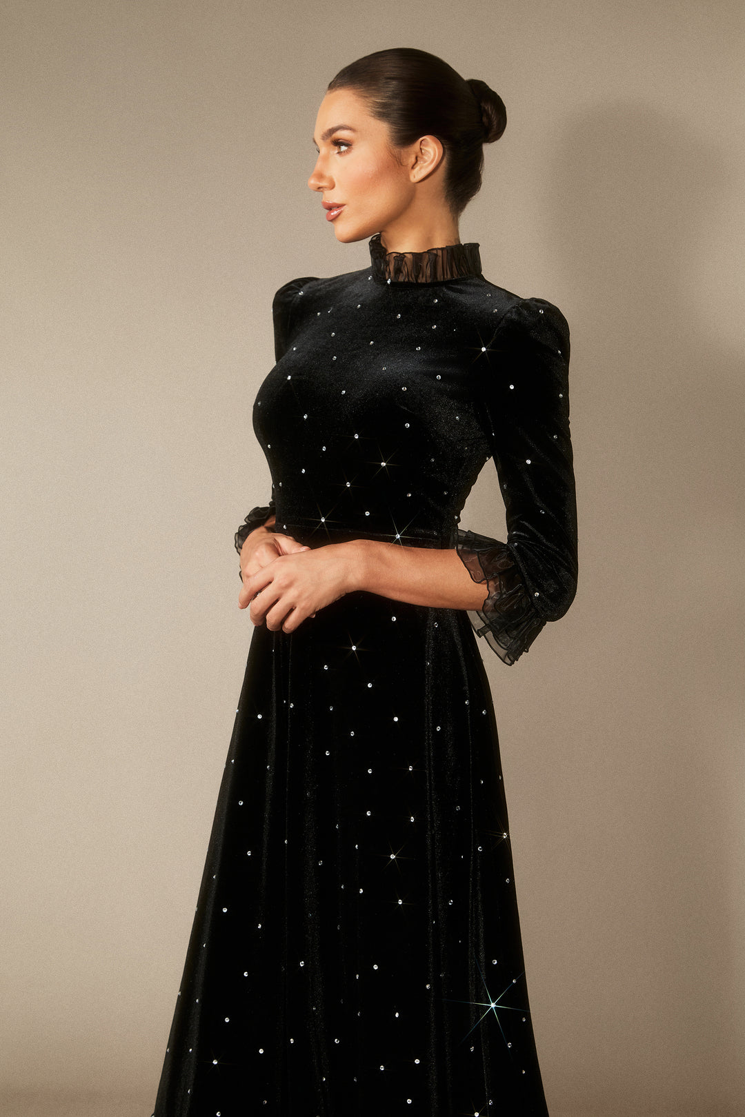 Jolie Diamante Rüschen Samt Maxikleid Vorderseite KYMA