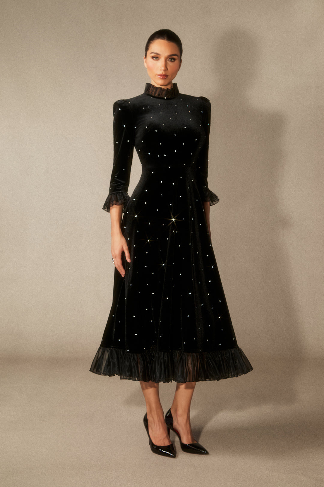 Jolie Diamante Rüschen Samt Maxikleid Detail Ärmel KYMA
