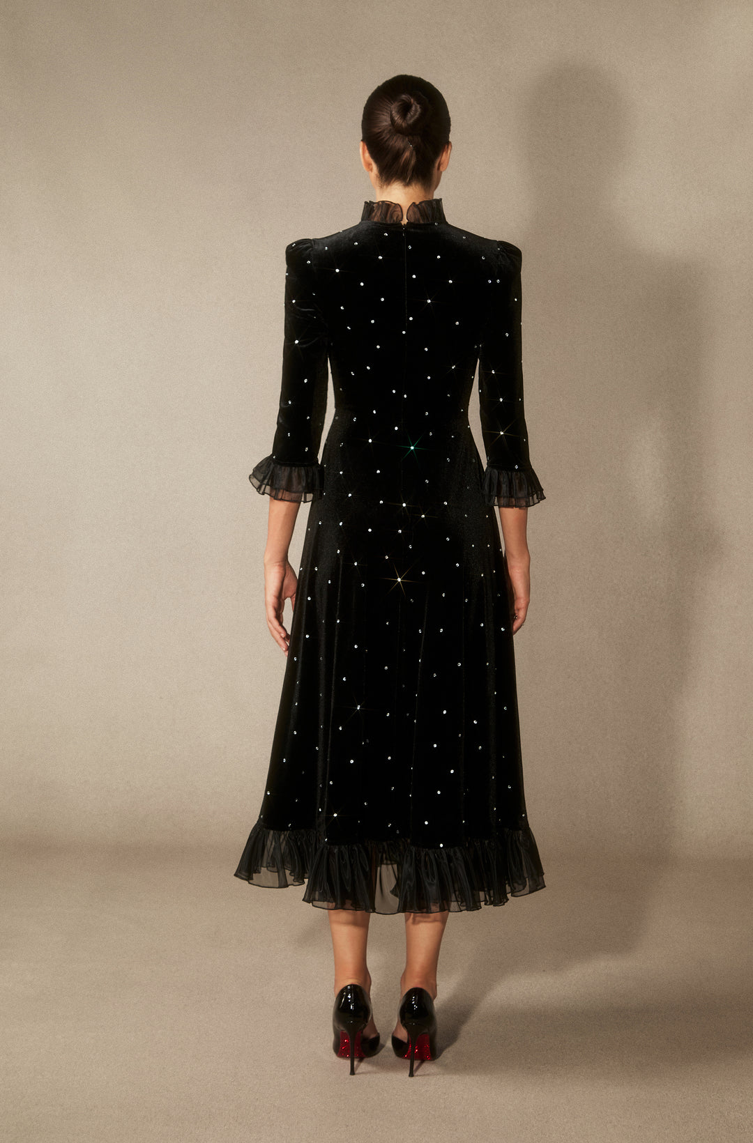 Jolie Diamante Rüschen Samt Maxikleid Silhouette KYMA