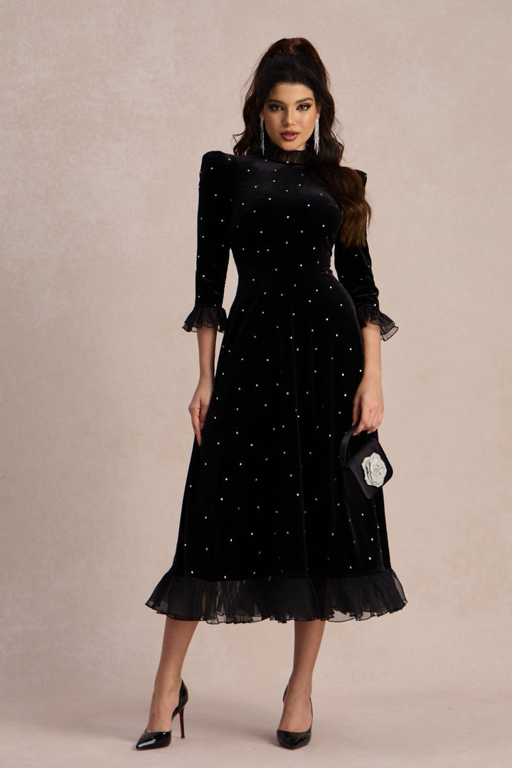Jolie Diamante Rüschen Samt Maxikleid auf Model KYMA