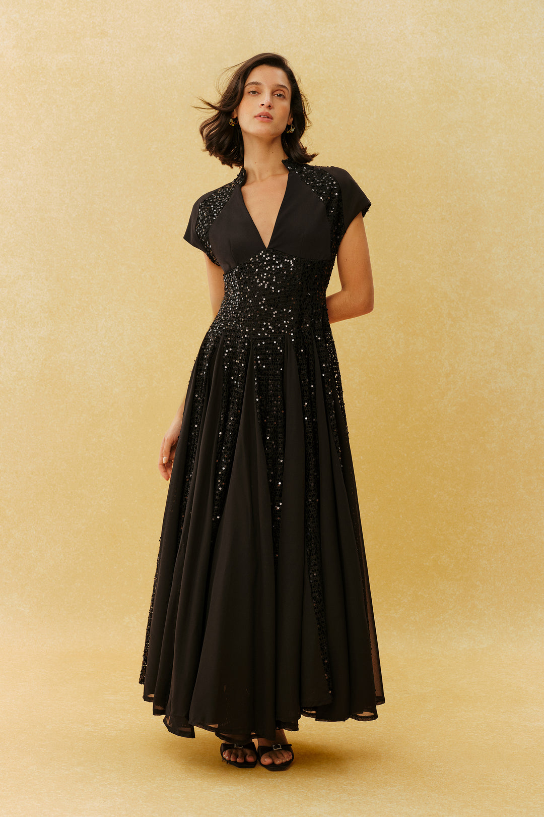 Just Enough Schwarzes Pailletten-Maxikleid mit V-Ausschnitt und Flügelärmeln – Vorderansicht