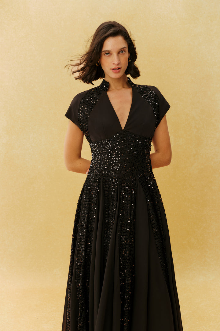 Just Enough Schwarzes Pailletten-Maxikleid mit V-Ausschnitt und Flügelärmeln – Anprobe Model