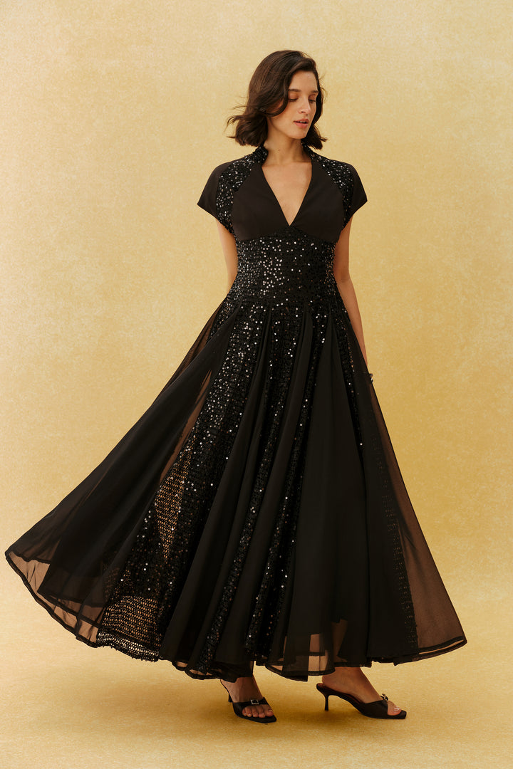 Just Enough Schwarzes Pailletten-Maxikleid mit V-Ausschnitt und Flügelärmeln – Ärmeldetail