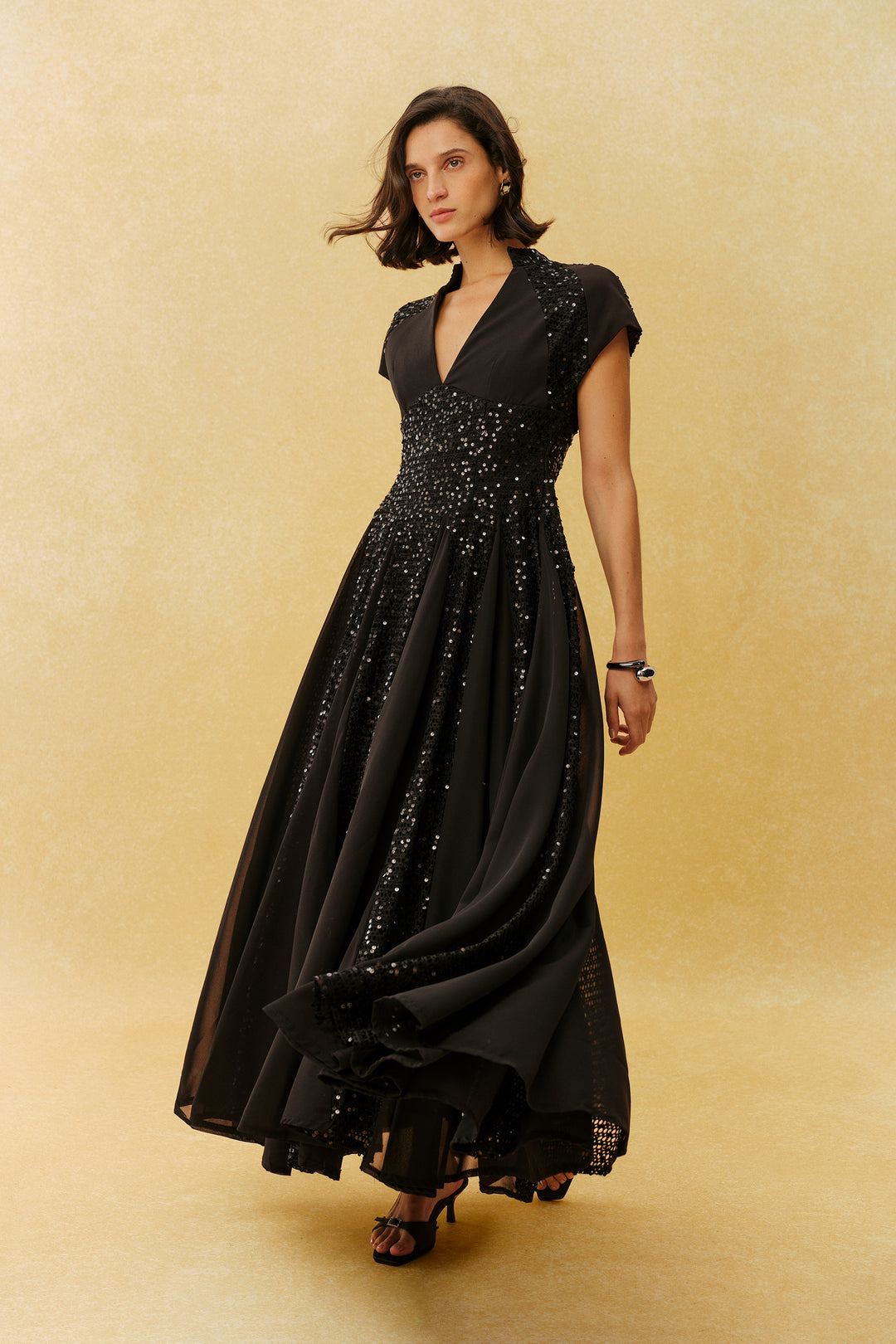 Just Enough Schwarzes Pailletten-Maxikleid mit V-Ausschnitt und Flügelärmeln – Kragenansicht
