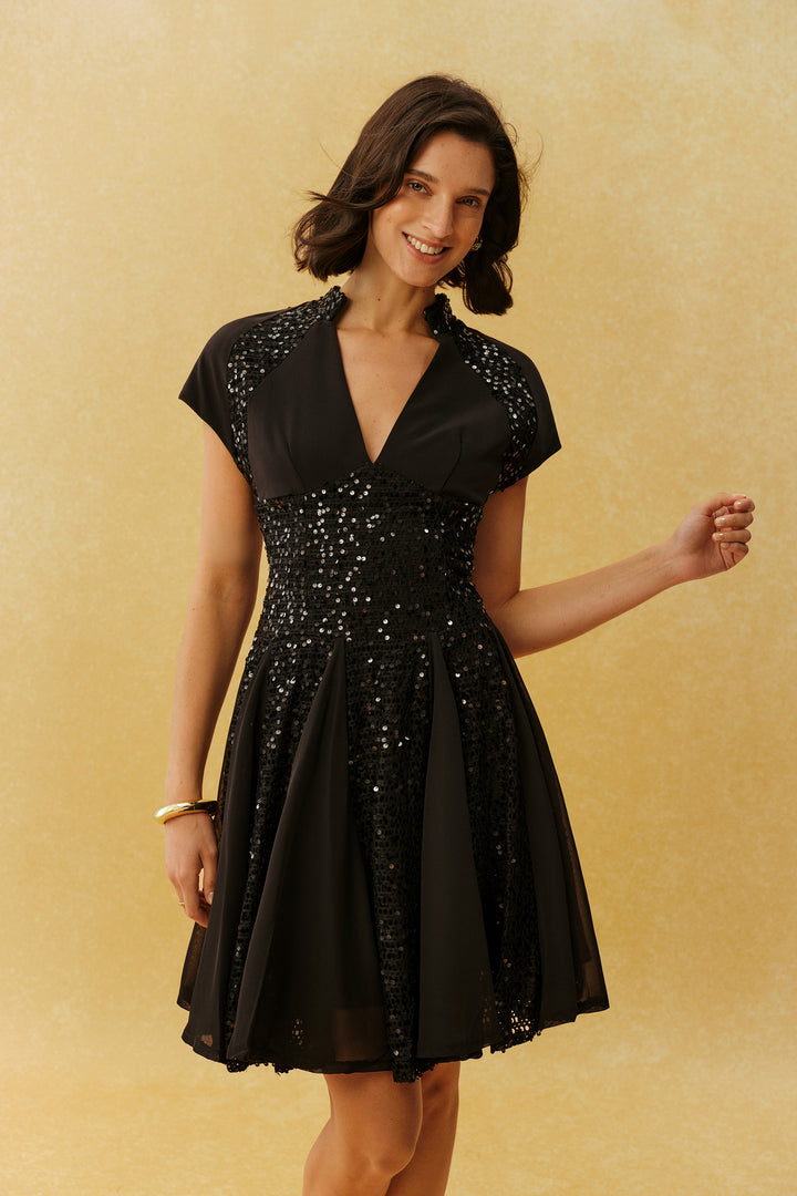 Just Enough Schwarzes Pailletten-Mini-Kleid mit V-Ausschnitt und Flügelärmeln – Tragebild
