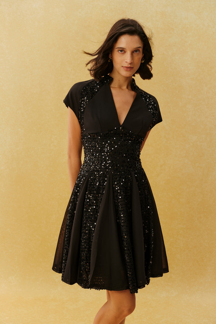 Just Enough Schwarzes Pailletten-Mini-Kleid mit V-Ausschnitt und Flügelärmeln – Stoffstruktur