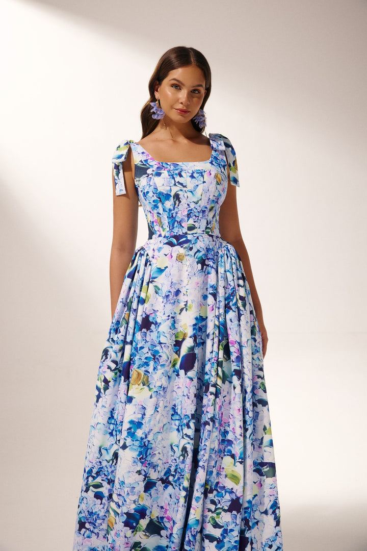 Kacey Maxikleid mit Hortensien-Print Hintergrunddetail - KYMA