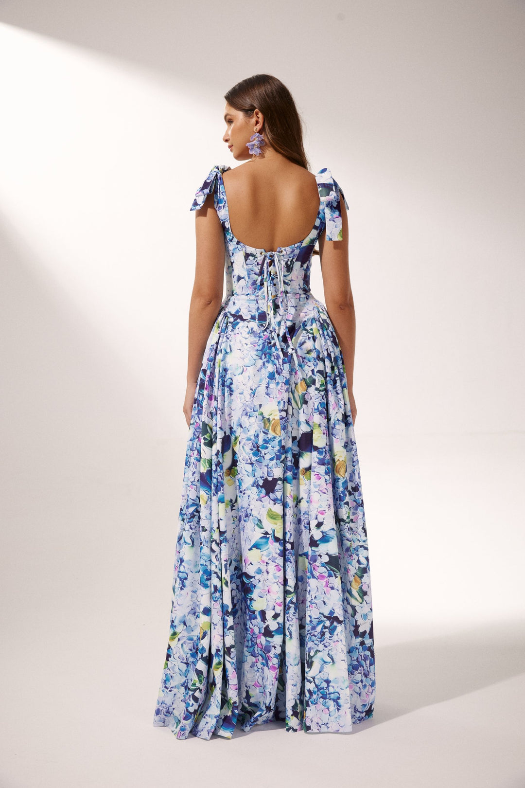 Kacey Maxikleid mit Hortensien-Print Tragefoto 1 - KYMA