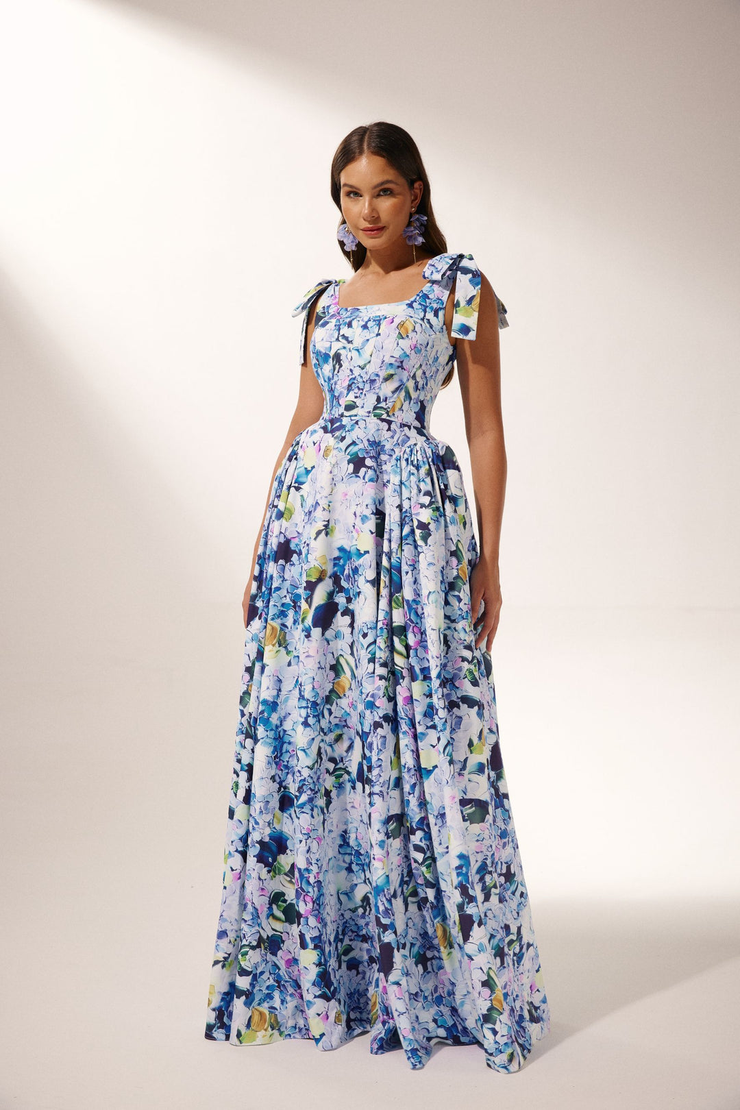 Kacey Maxikleid mit Hortensien-Print Tragefoto 2 - KYMA