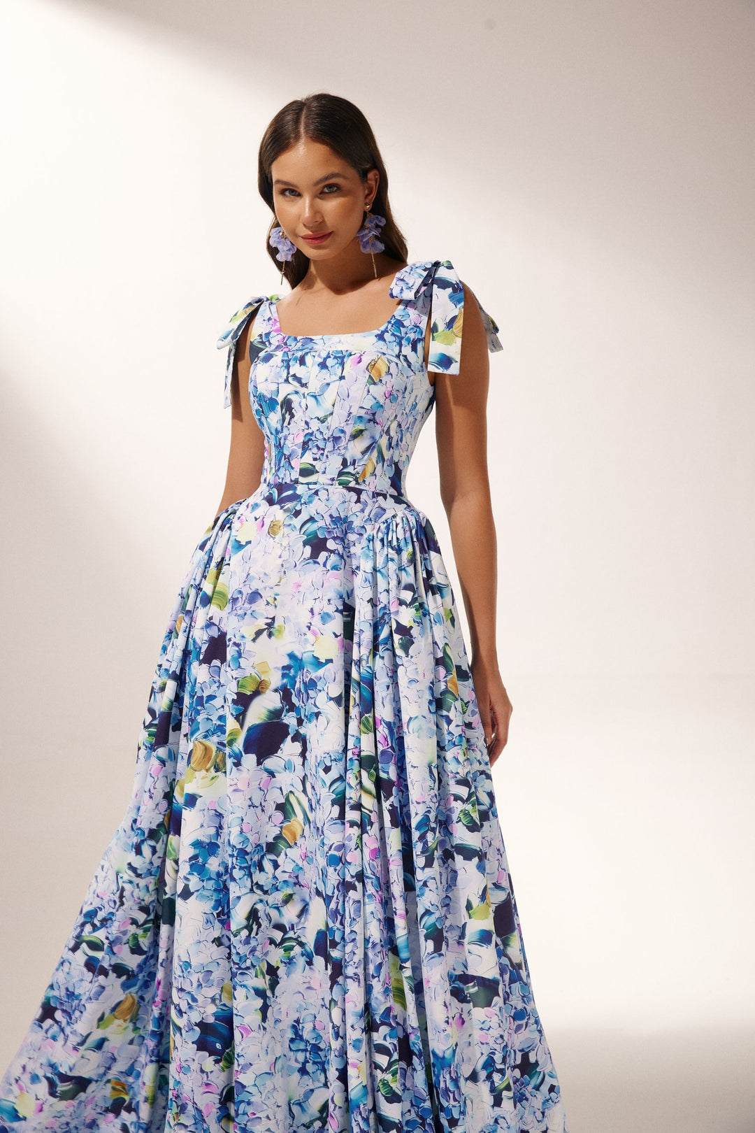 Kacey Maxikleid mit Hortensien-Print Tragefoto 3 - KYMA
