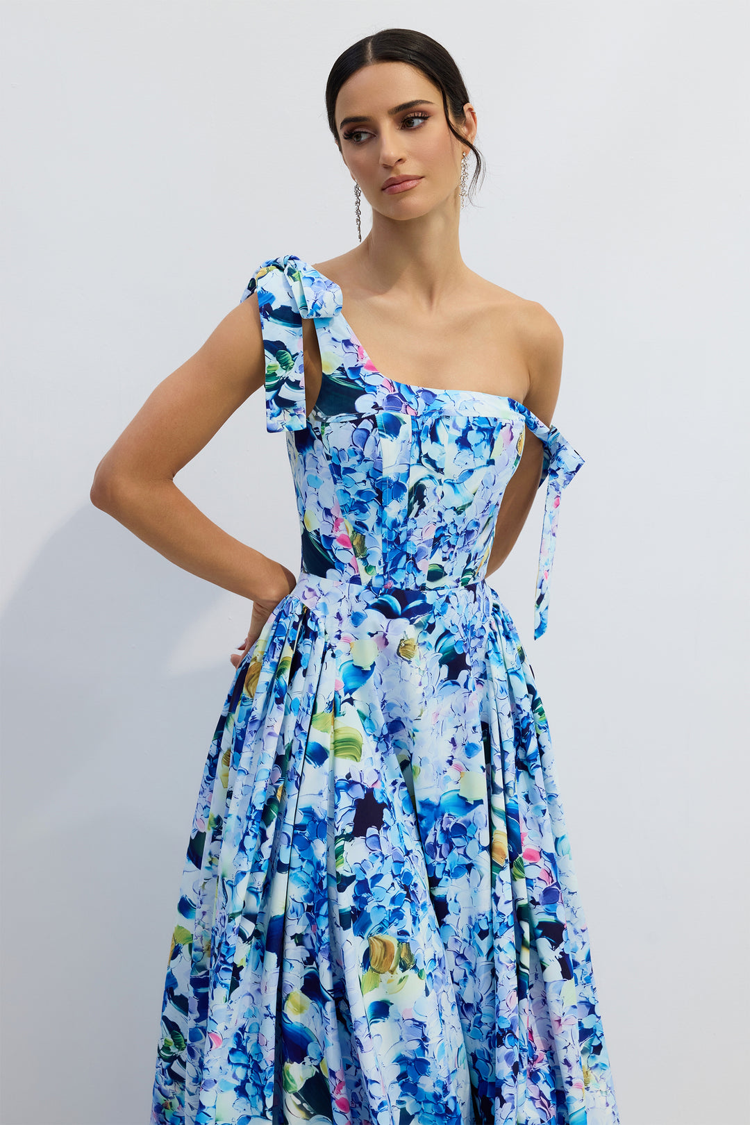 Kacey Maxikleid mit Hortensien-Print an Model - KYMA