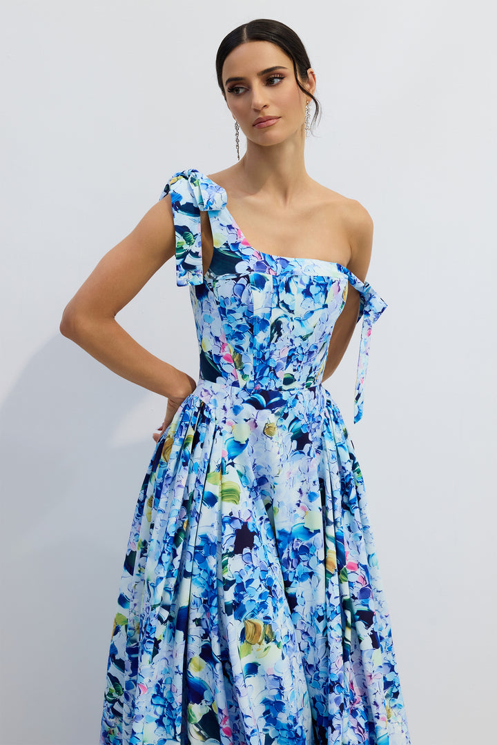 Model trägt das Kacey Maxikleid am Strand - KYMA