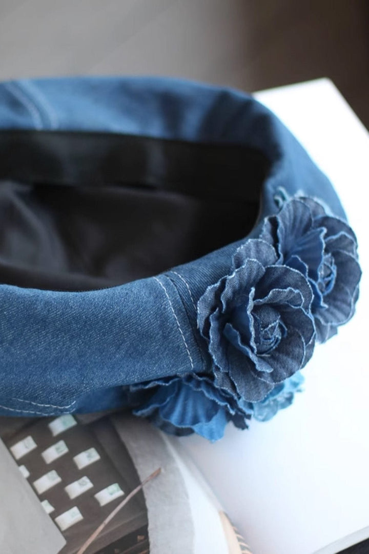 Das Camellia Denim Barett in einer Geschenkbox - KYMA