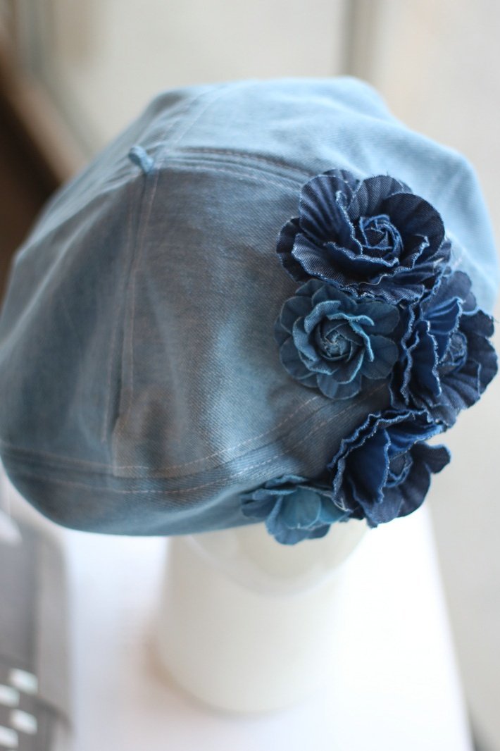 Model trägt das Camellia Denim Barett lässig - KYMA