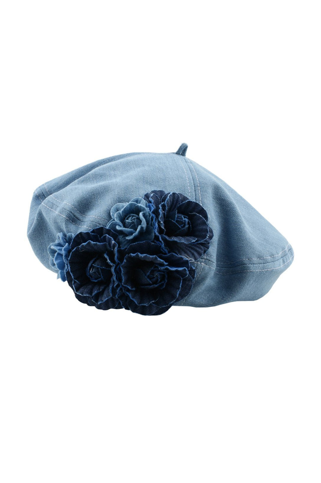 Das Camellia Denim Barett auf einem Kleiderständer - KYMA