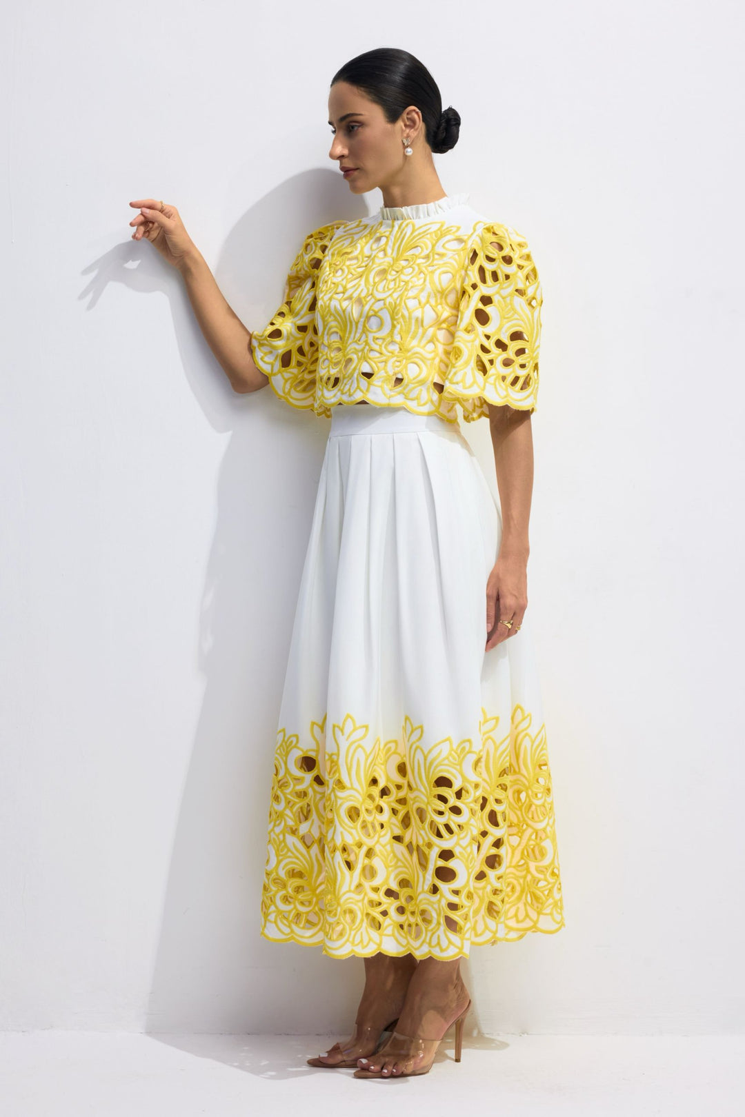 Kelly Zweiteiler mit Blumenstickerei – Crop Top Detail