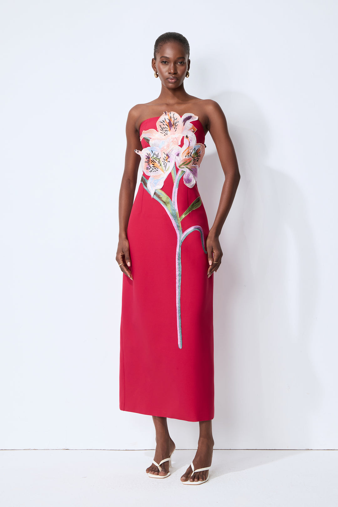 Knallpinkes Maxikleid mit schulterfreiem Design und Blumenapplikation