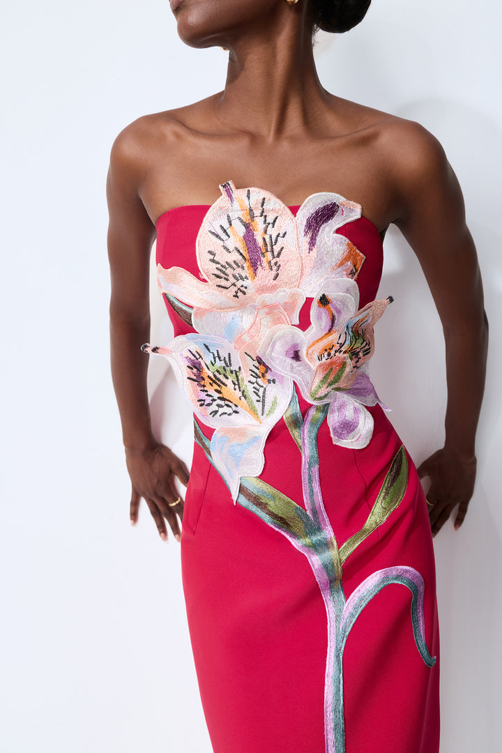 Detail der 3D-Blumenapplikation auf dem pinken Kleid