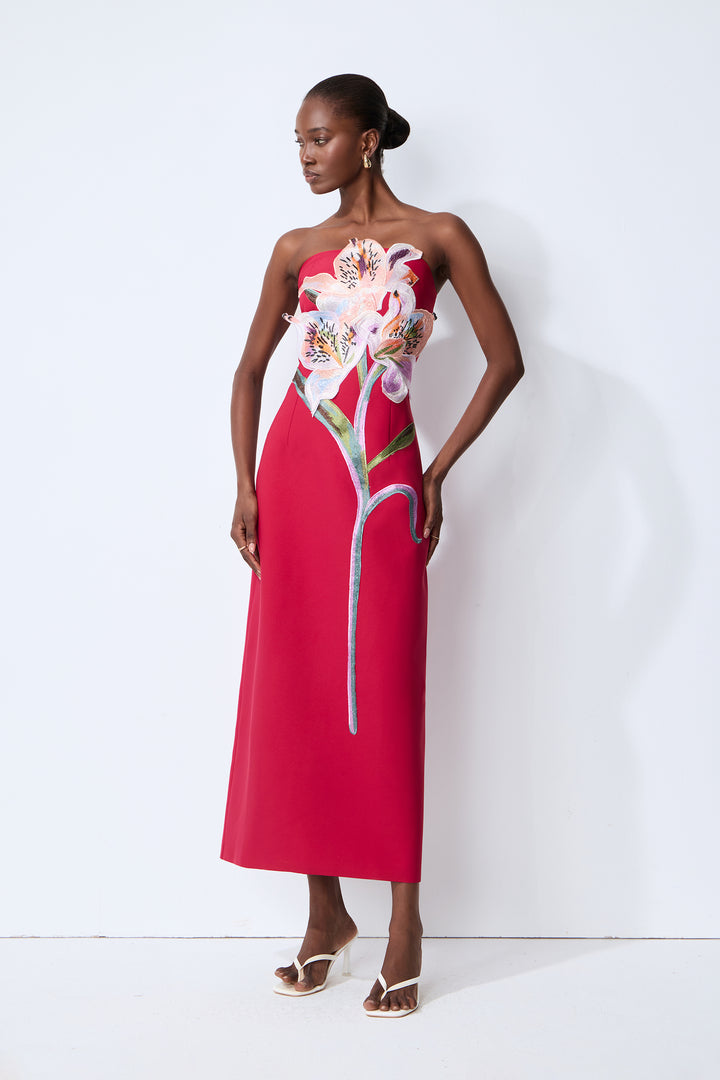 Model trägt das pinke Blumen-Maxikleid