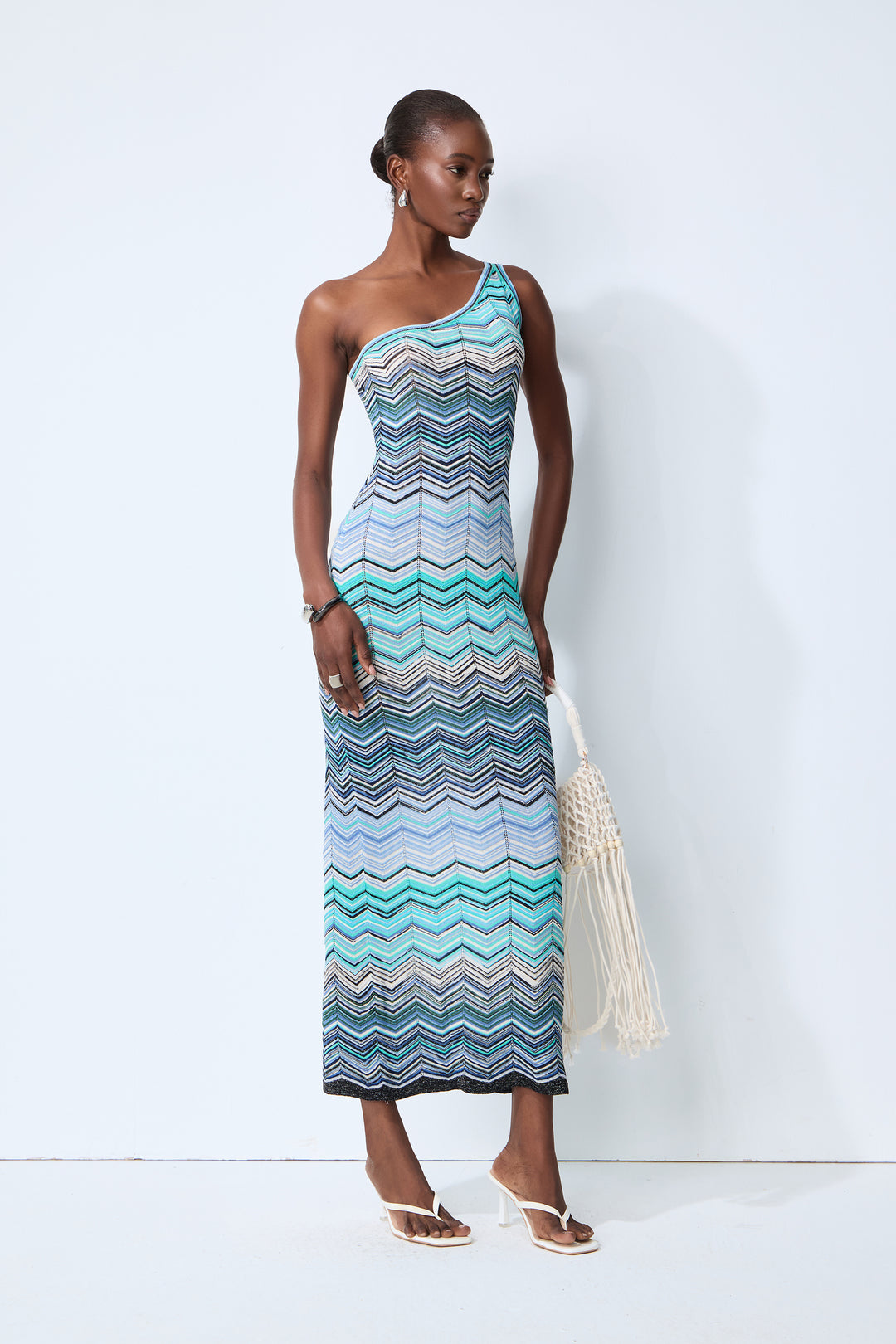 Asymmetrischer Ausschnitt des blauen One-Shoulder Kleides - KYMA