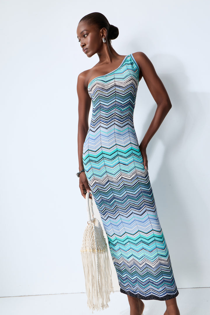 Nahaufnahme des Stoffes des blauen Chevron-Kleides - KYMA