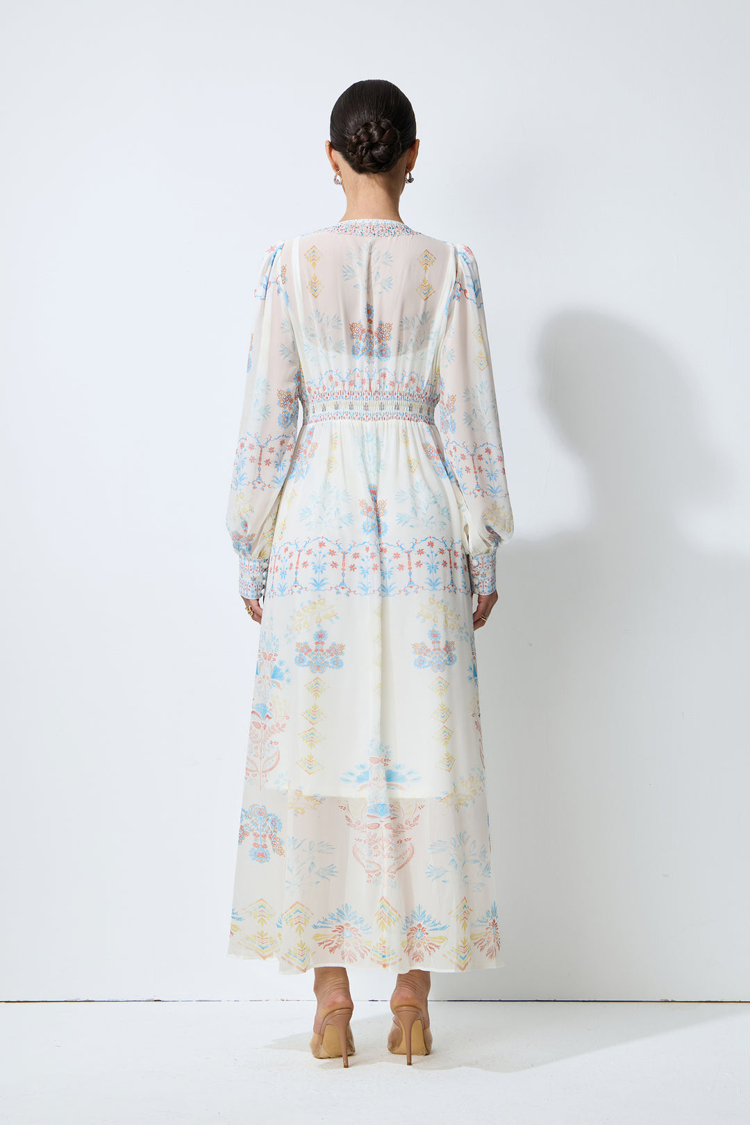 Model trägt das Blumen-Maxikleid - KYMA